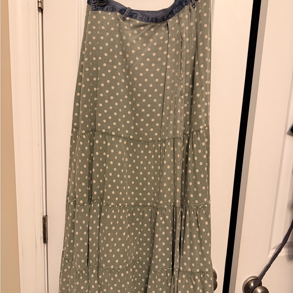 Elegant Green Polka Dot Maxi Skirt adj. sizing. Skirt has 3 buttons at waist